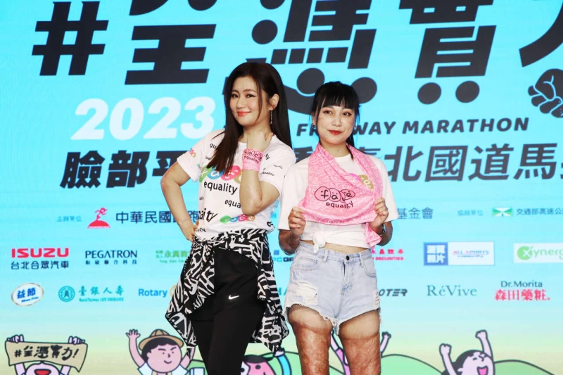 臉部平權活動大使任家萱Selina(左)與陽光傷友代表王靖雯展示前者設計的限量髮帶跟涼。大會提供