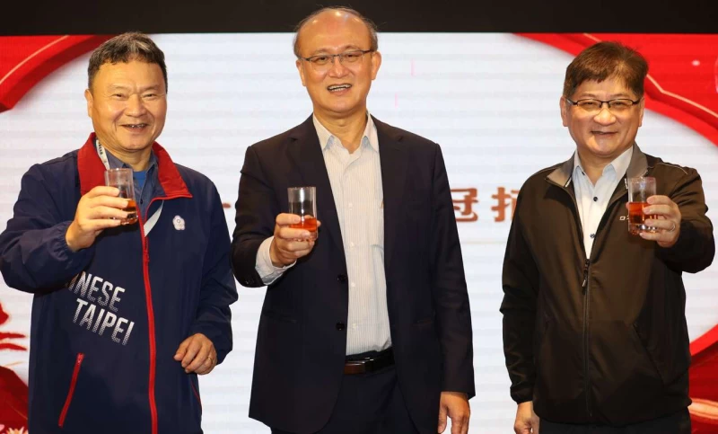 體育署積極備戰2021成都世大運及2022杭州亞運,中為教育部體育署林騰蛟代理署長、左為國訓中心李文彬執行長、右為體育署洪志昌副署長。體育署提供