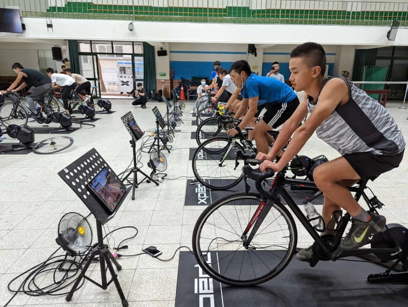 風之翼自由車電競賽,今年將改為首創虛實整合3D沉浸式的競賽方式,讓車手如臨競賽現場,圖為去年第二屆風之翼競賽。大會提供