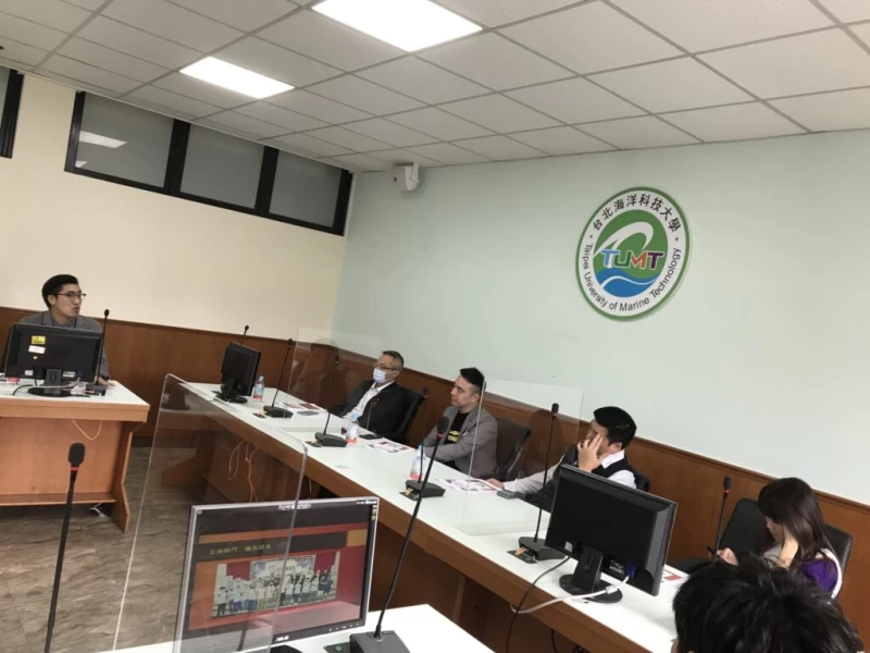 台北海洋雲豹隊揭牌儀式，雲豹能源董事長張建偉（右3）。（取自台北海洋科技大學足球隊臉書粉專）