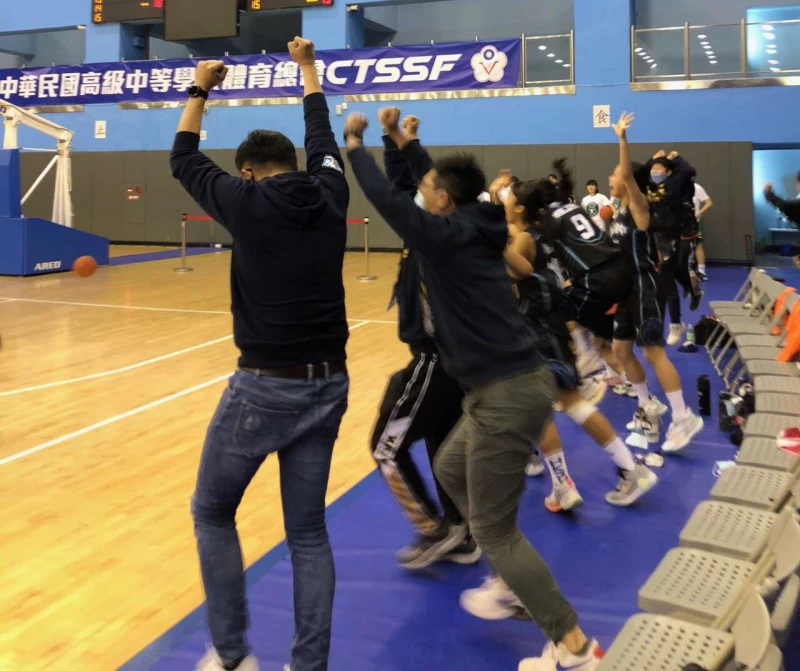板凳奇兵張嘉思JHBL嘗鮮2.1秒準絕殺漢口板凳席雀躍三丈。大會提供