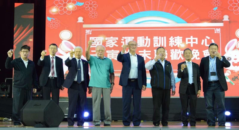林騰蛟董事長向培訓隊教練選手們祝賀新年快樂。官方提供
