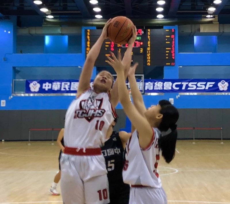 自強姊妹檔妹妹馮佳萍16分28籃板。大會提供