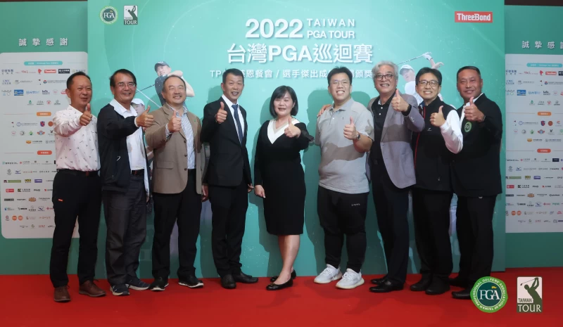 TPGA南部感恩晚宴貴賓(左起)南寶球場協理李清良丶南寶球場總經理陳文得丶TPGA理事長陳榮興丶TPGA秘書長劉克倫丶斑芝花球場總經理鄭博元丶信誼球場總經理林壬林丶經理吳麗光及副理事長陳元車(右一)。鍾豐榮攝影
