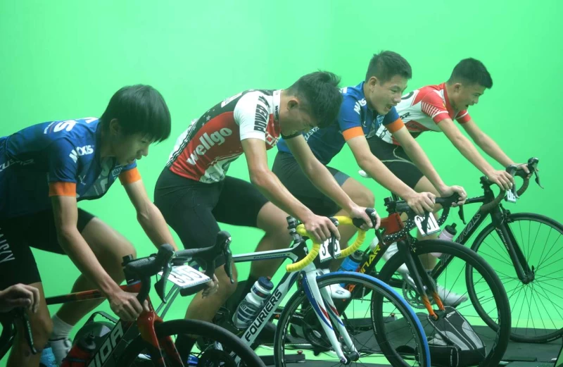 參賽車手都在樹德科大學的虛擬製播中心Gaming Hub內的綠色棚內揮汗競飆。大會提供