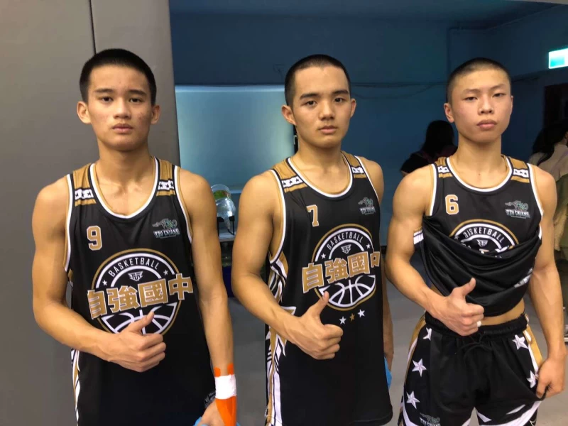 自強三小張凱恩左起李冠承楚天云合飆52分25籃板重返八強。大會提供