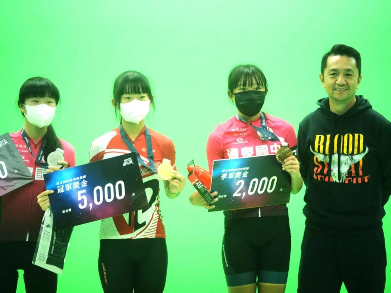青少女組冠軍外埔國中車手饒苡柔(左2)。大會提供