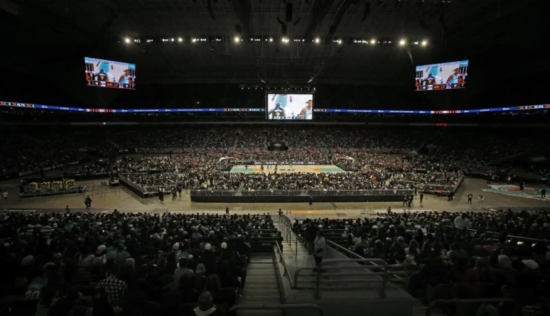 馬刺主場阿拉莫穹頂球館湧入68323名球迷,創下NBA紀錄。(法新社)