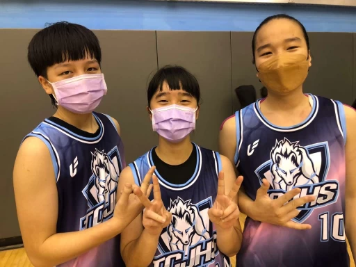 姊妹檔姊姊馮佳棋(左)妹妹馮佳萍(右)與張宇婕默契無礙。大會提供