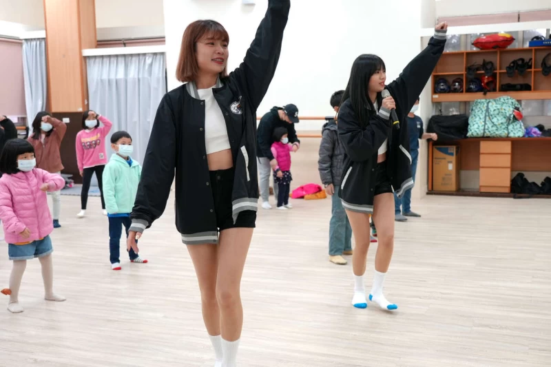 「電豹女」成員語萱、安汝擔任主持人，帶領小朋友音樂帶動跳。官方提供