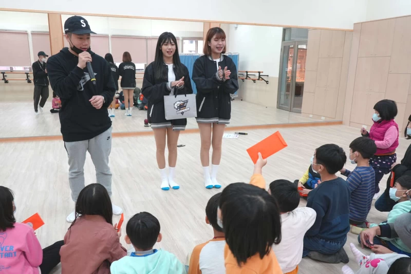 「電豹女」成員語萱、安汝擔任主持人。官方提供