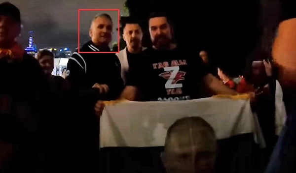 喬師老爸Srdjan Djokovic竟然與親俄球迷合照。摘自推特