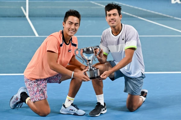日裔土方凜輝(左)和菲律賓裔庫伯勒(Jason Kubler)首度組成的男雙組合竟封王。法新社