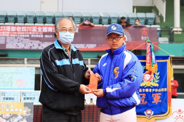 邱元甫校長致贈球隊人氣王第一名臺南市立建興國民中學,榮獲獎金一萬元。大會提供