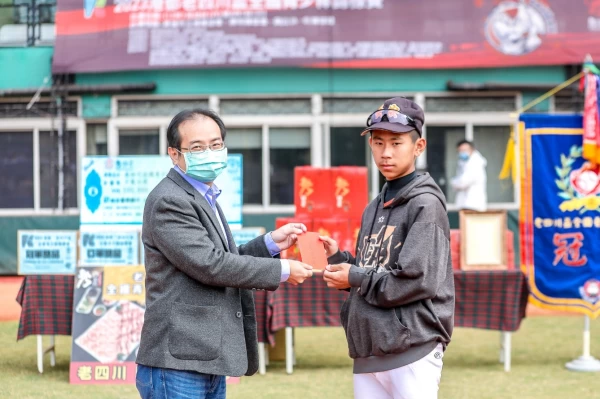 吳明翰經理致贈球隊人氣王第二名臺北市立長安國民中學,榮獲獎金六千元。大會提供