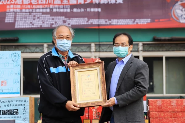 致贈感謝狀,感謝人杰老四川餐飲管理顧問公司一路以來的支持與鼓勵(左邱元甫校長、右老四川總經理吳明翰)。大會提供