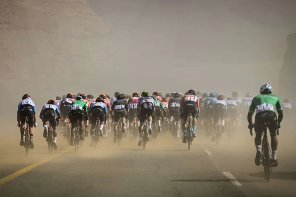 漠中的強側風路段成為選手們場上作戰的不確定性因素。Saudi Tour提供