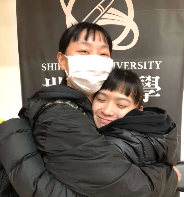 讀小綠綠北一女聯手打HBL就有革命情感的成大黃旻瑀(右)臺大溫品淳最愛抱抱。大會提供