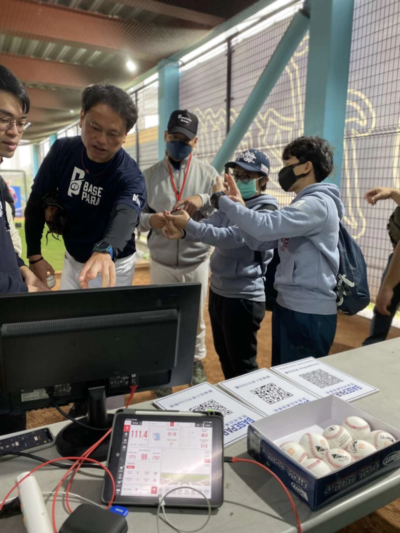未來運動智慧新北未來棒球博覽會大使曹竣崵測試AlMotion數據。新北市體育處提供