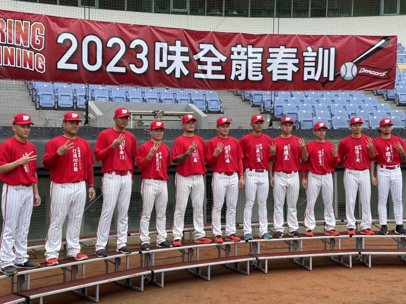 11名味全球員穿上心願T-shirt。吳敏欣攝