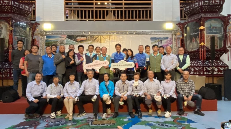 舊草嶺環狀線自行車道及日本筑波霞浦林林自行車道觀光友好交流大合照。自行車新文化基金會提供