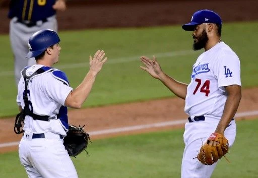 在大聯盟累積391次救援成功的老將簡森（Kenley Jansen，右），沒有計畫參加在台灣開打的小組賽。