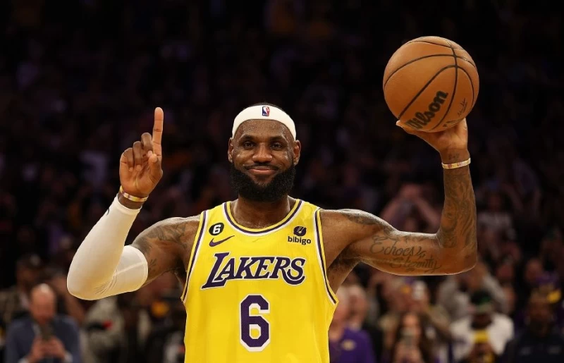 詹姆斯第三節拿下第36分,超越賈霸紀錄,加冕NBA史上總得分王!(法新社)