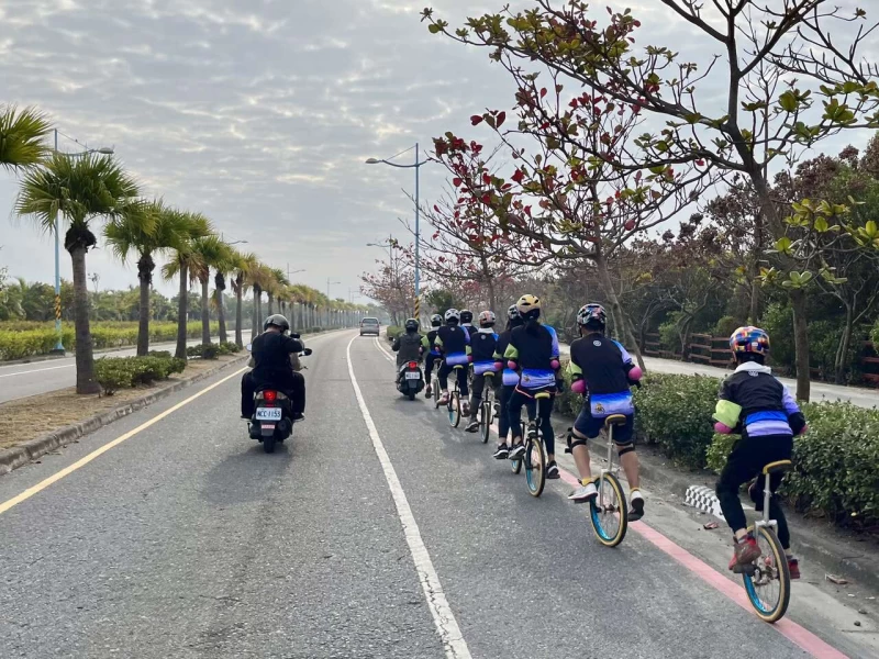 樂扶基金會協助玉山國小獨輪車環島畢旅,六天挑戰寒流下雨。官方提供