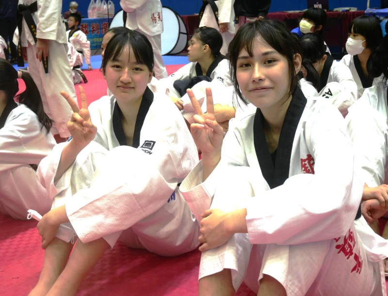 平鎮跆拳道美少女1陳柔嘉(左)和台灣、加拿大混血女將莊亞儒都摘金牌。大會提供