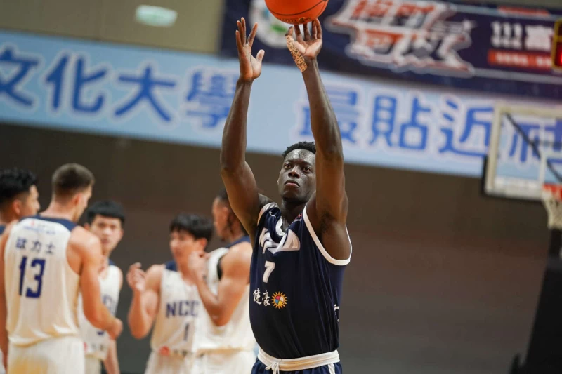 臺灣藝大阿拉薩12分16籃板。大會提供