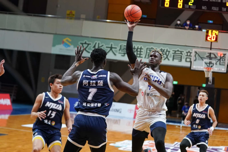 政治大學莫巴耶15分12籃板。大會提供