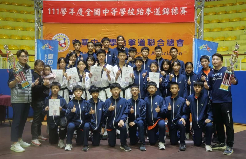 桃園市立平鎮國中包辦國男國女雙料團體總冠軍。大會提供