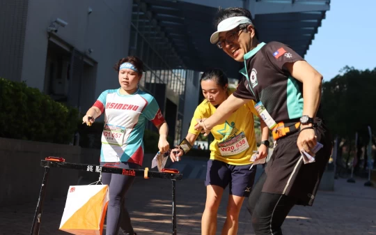 定向越野選手拚命向終點衝刺,求取更快的時間來贏得好成績。(大會提供)
