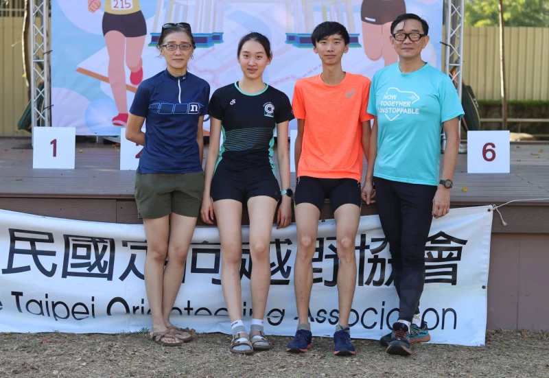 楊文芬(左)、黃敏惠(左二)、黃博遠(右二)在協會盃都拿下好成績。(大會提供)