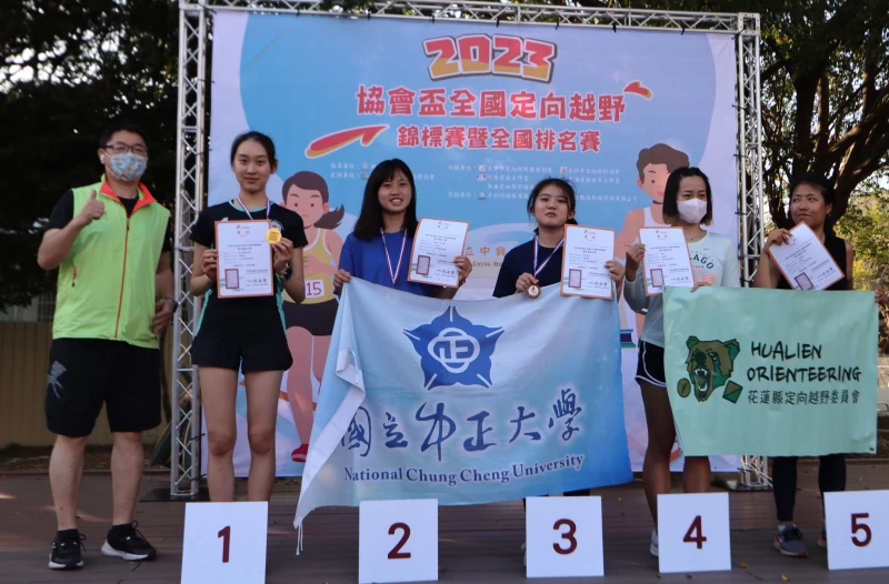 女子精英組頒獎,左二為冠軍黃敏惠、左三為亞軍江品萱。(大會提供)