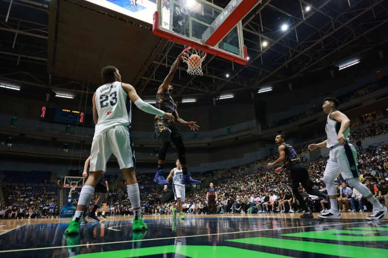 超級球星霍華德(Dwight Howard)今日手感火燙，12投11中命中率破九成，攻下28分。官方提供