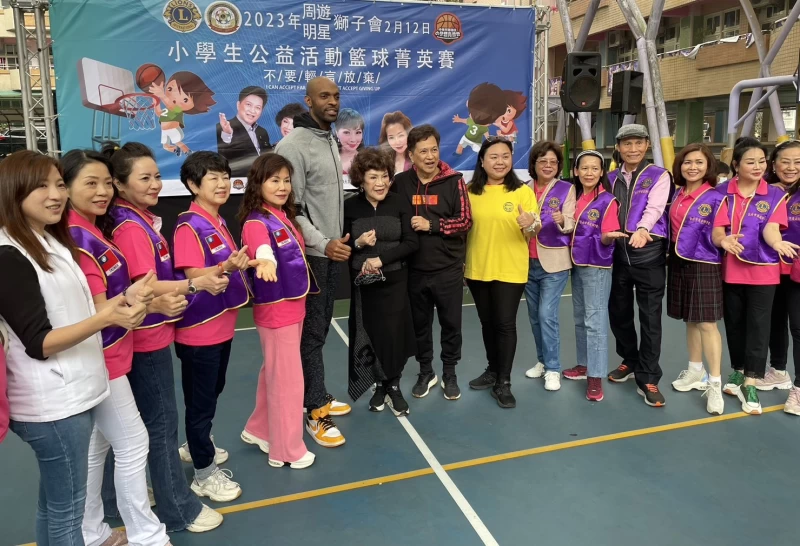 新北國王職籃球星戴維斯(左起6)與「阿姑」周遊,為參賽小朋友加油助陣。大會提供