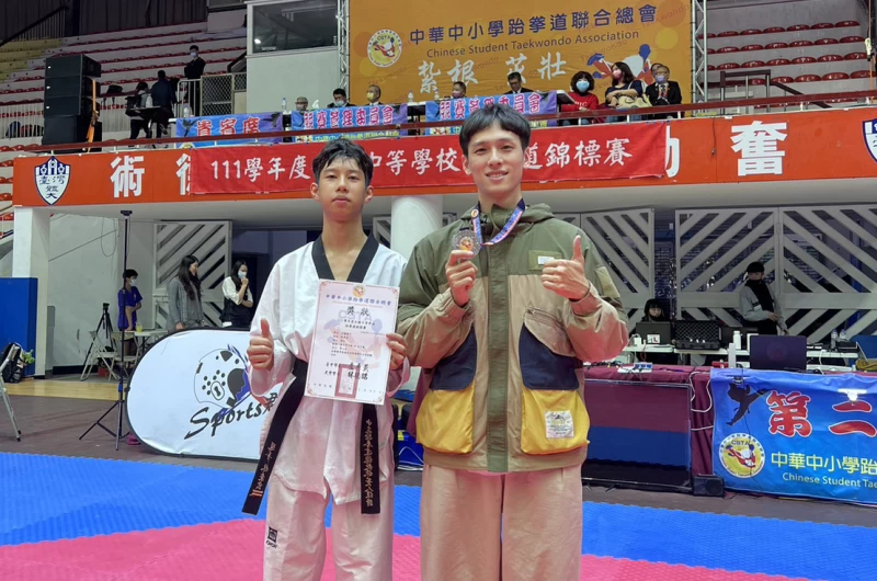 花崗國中選手林秉宏奪下銀牌與教練董人維合影教練。董人維提供