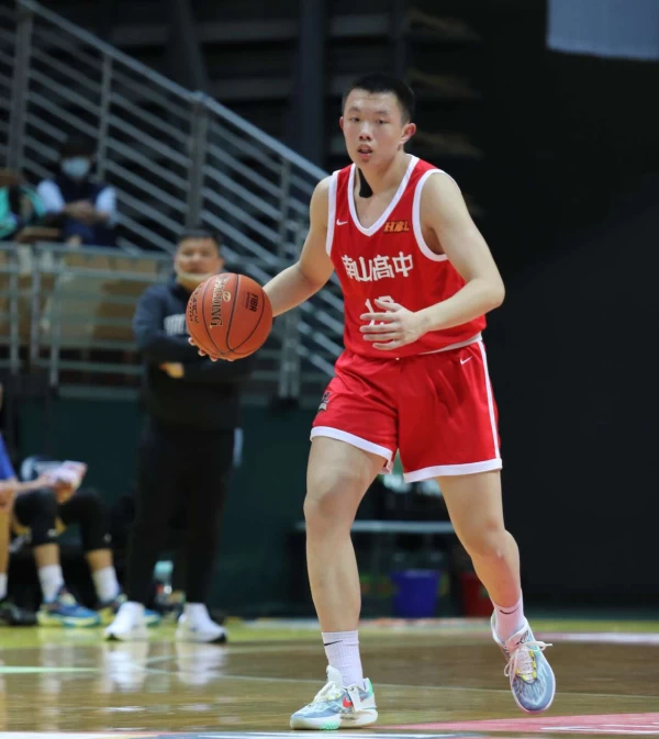 南山中鋒陳均維11分6籃板路4 助攻3抄截。大會提供