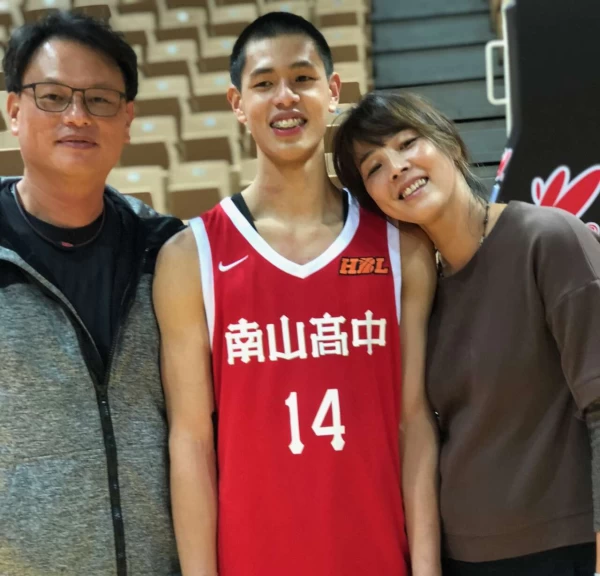 愛兒曹祐寧壓哨絕殺，職棒名投名教曹竣崵與前中華女籃三分美少女傅姿伶high翻。大會提供
