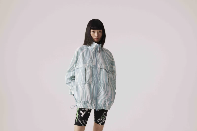 adidas by Stella McCartney春夏系列,同步推出自然線條印花設計勾勒出地形起伏層疊變化。官方提供