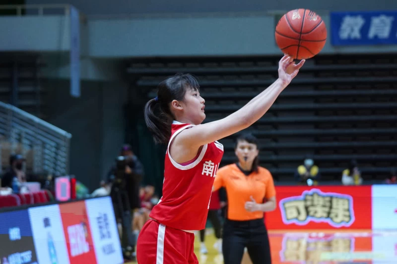 南山高一菜鳥葉侑璇終場前1分30秒連兩次切入進球 拿致勝6 分。大會提供