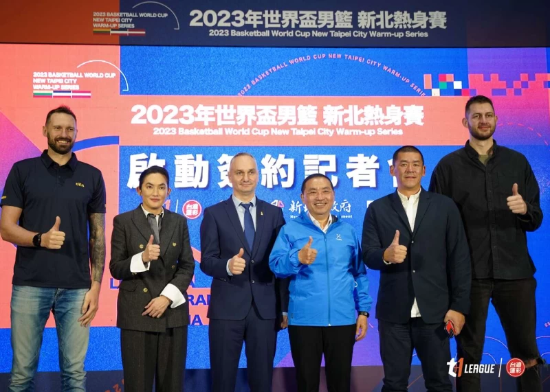 T1聯盟立陶宛籍球員艾德庫薩斯和與會貴賓合照。官方提供