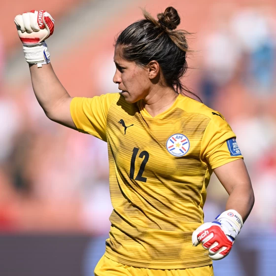 巴拉圭門將博巴狄娜 (Alicia BOBADILLA)連撲出包欣玄三次12碼球。摘自FIFA推特
