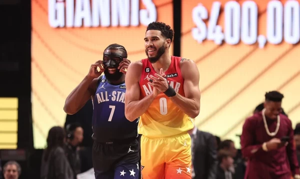 塔圖姆(前)狂轟新高55分,助字母哥隊獲勝,並當選明星賽MVP。(法新社)