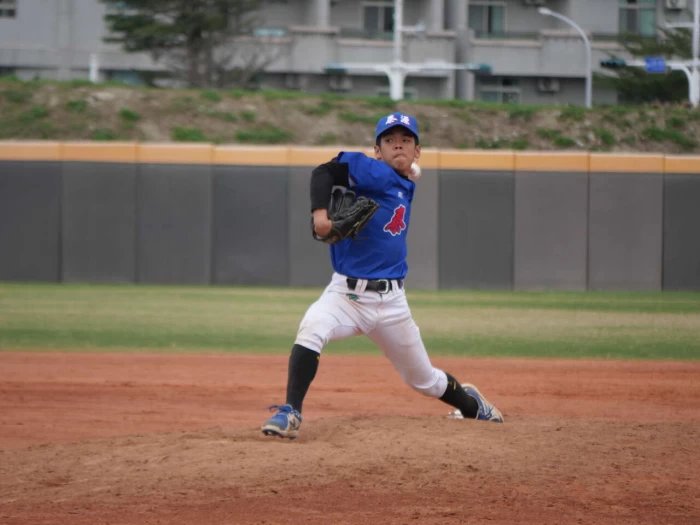 林育任關門2局奪勝投。吳敏欣攝