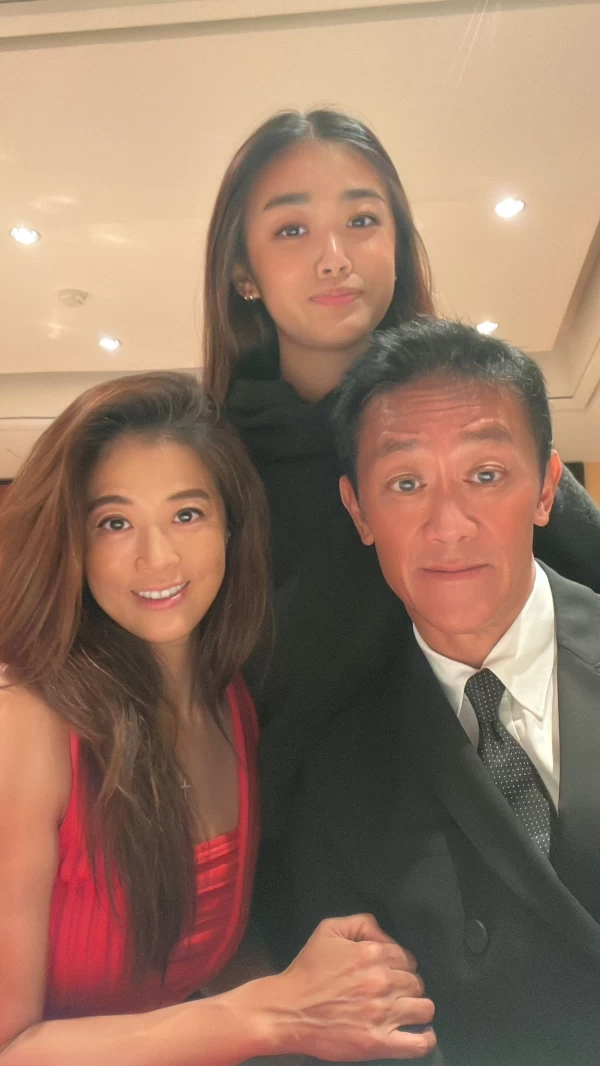 台灣快艇衝浪美少女Jocelyn陳宥蓁(中)與媽媽Kimberly陳美彤爸爸感情融洽。STARFiSH PR星予公關提供