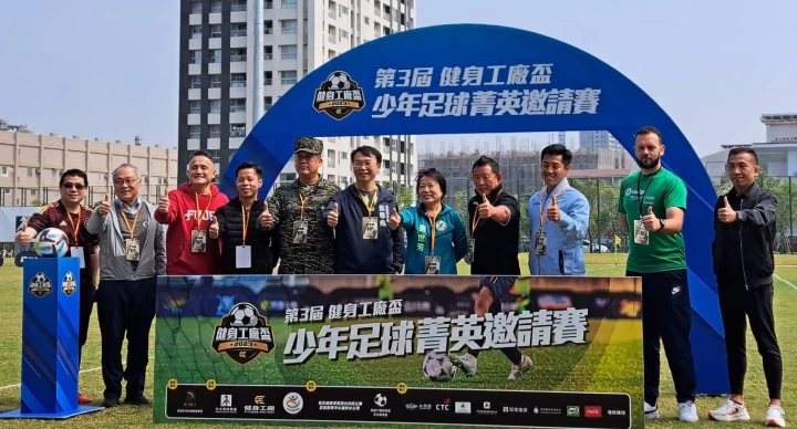 健身工廠盃開幕賽禮大合照，麗臺科技董事長盧崑山(左2)親自南下參與。官方提供