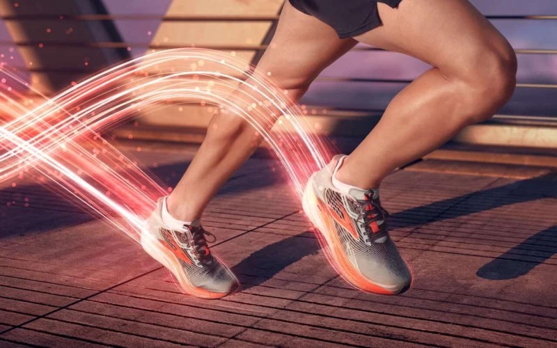 BROOKS HYPERION MAX 的輕巧靈敏和高動能回饋幫助跑者完成高強度的長距離課表。官方提供