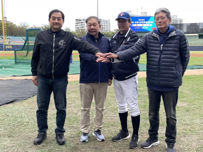 4屆經典賽總教練合體!(左起葉志仙、林華韋、林岳平、郭泰源) 。劉峻誠攝
